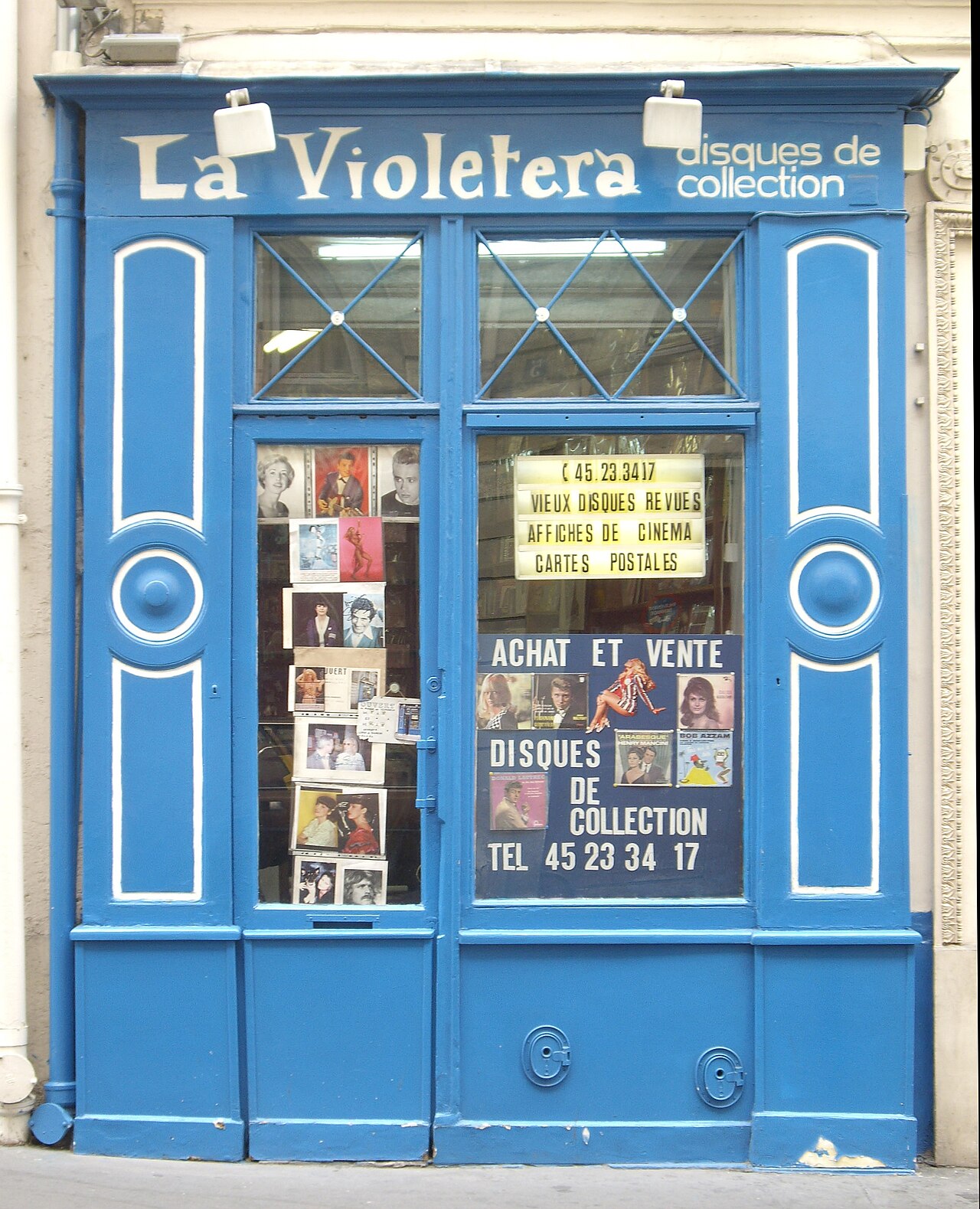 Façade d’un disquaire parisien, rue Papillon